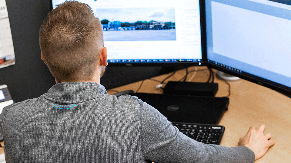 Salesperson-looking-at-computer-monitors